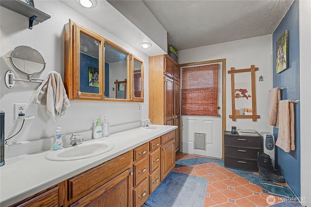 2238 S Crestmont Drive, Moses Lake, WA 98837