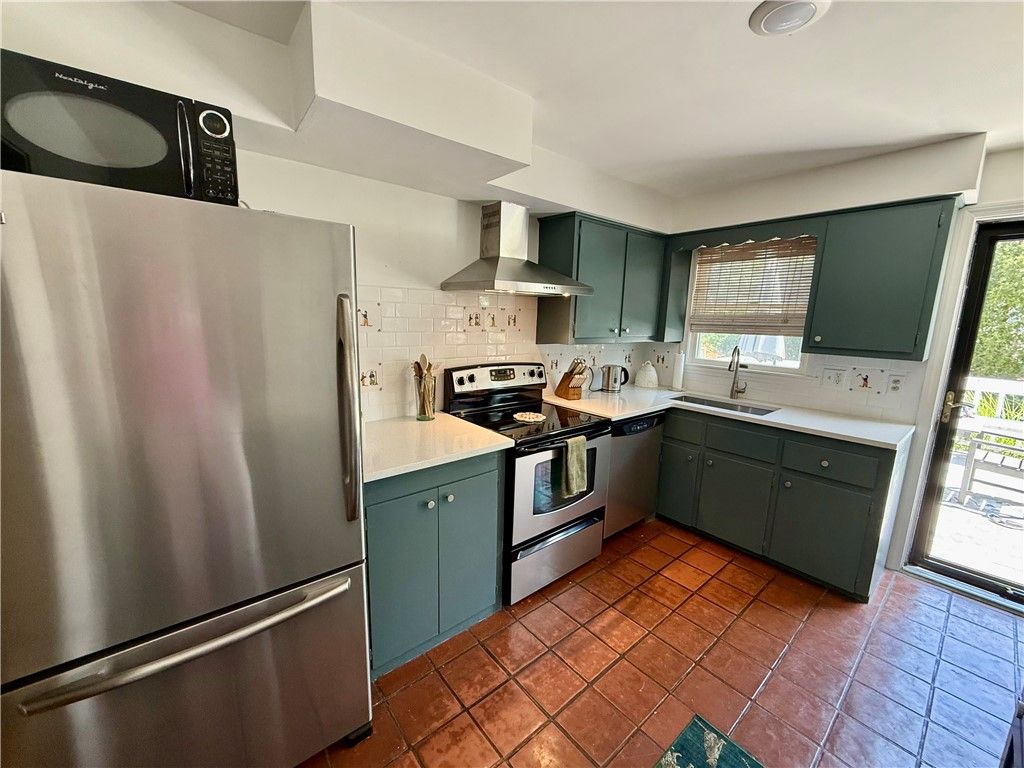 8 mccormick Road, Newport, RI 02840