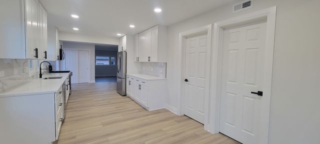 7501 W Winnemac Avenue, Harwood Heights, IL 60706