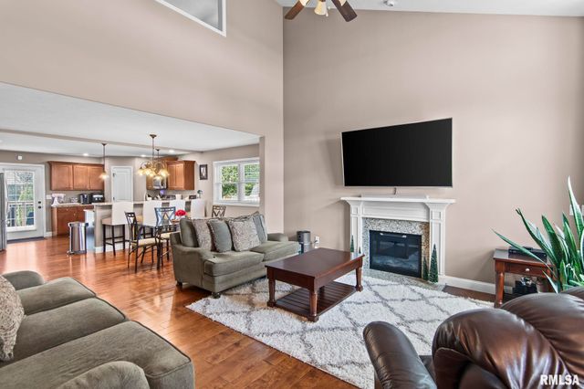 1613 Chriswell Gardens Street, Chatham, IL 62629