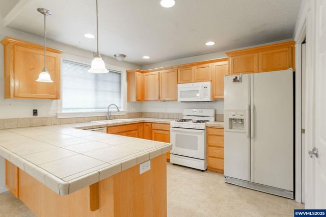 223 Penni Ln, Silverton, OR 97381