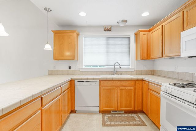 223 Penni Ln, Silverton, OR 97381