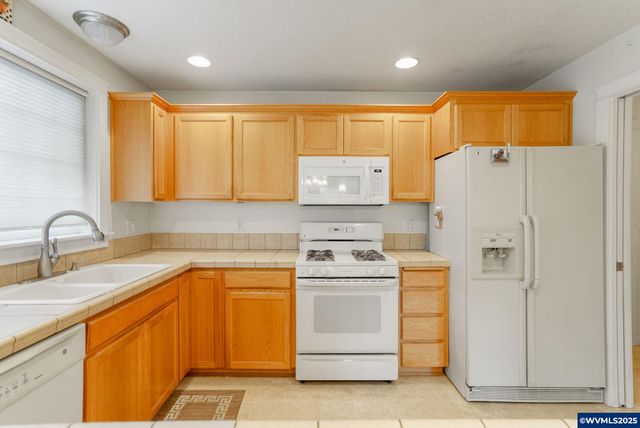 223 Penni Ln, Silverton, OR 97381