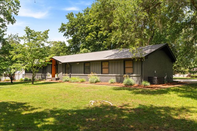 1014 Lochland Dr, Gallatin, TN 37066