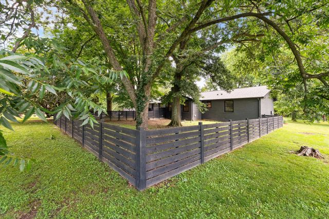 1014 Lochland Dr, Gallatin, TN 37066