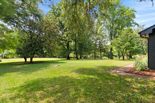 1014 Lochland Dr, Gallatin, TN 37066