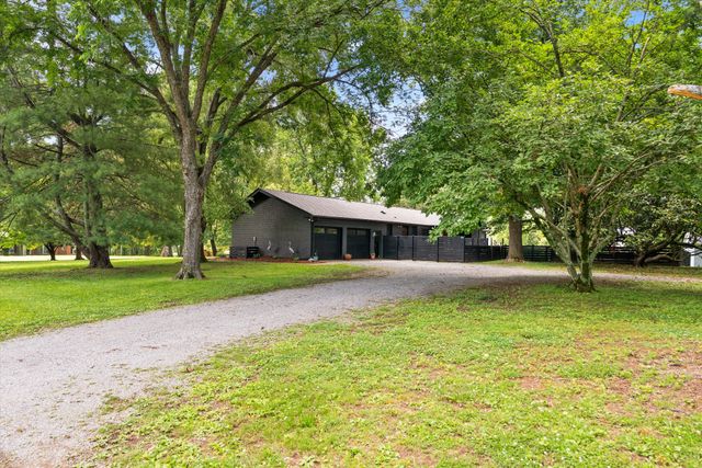 1014 Lochland Dr, Gallatin, TN 37066