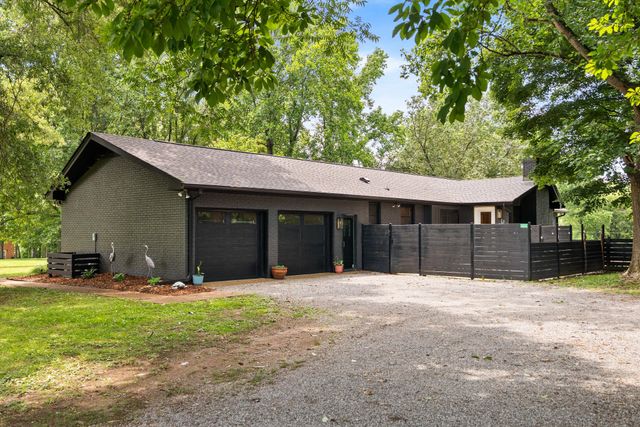 1014 Lochland Dr, Gallatin, TN 37066