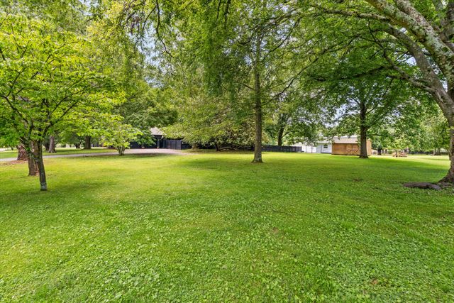 1014 Lochland Dr, Gallatin, TN 37066