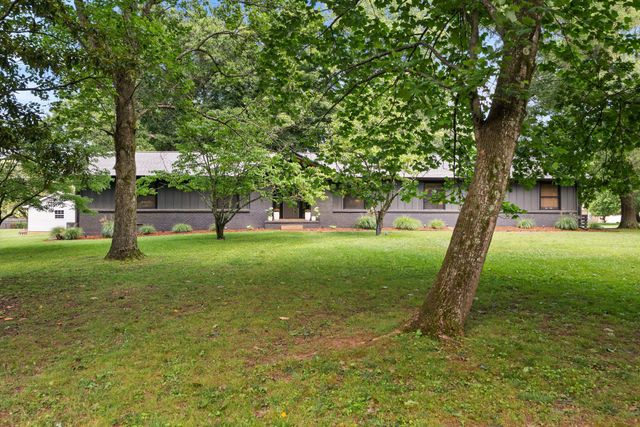 1014 Lochland Dr, Gallatin, TN 37066