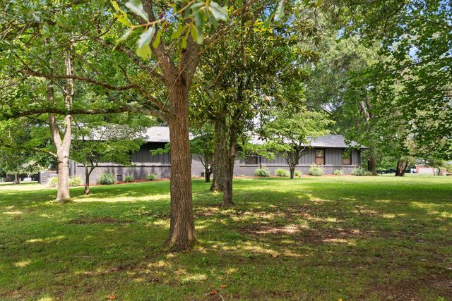 1014 Lochland Dr, Gallatin, TN 37066