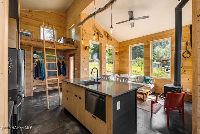 307 Cedar ST, Hope, ID 83836