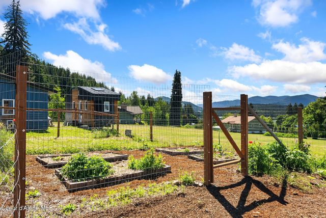 307 Cedar ST, Hope, ID 83836