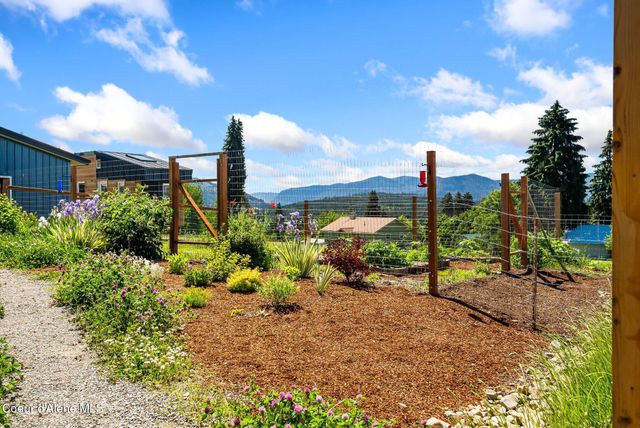 307 Cedar ST, Hope, ID 83836