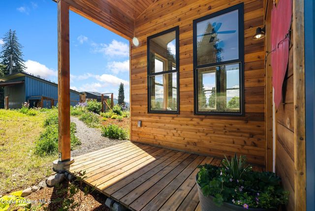 307 Cedar ST, Hope, ID 83836