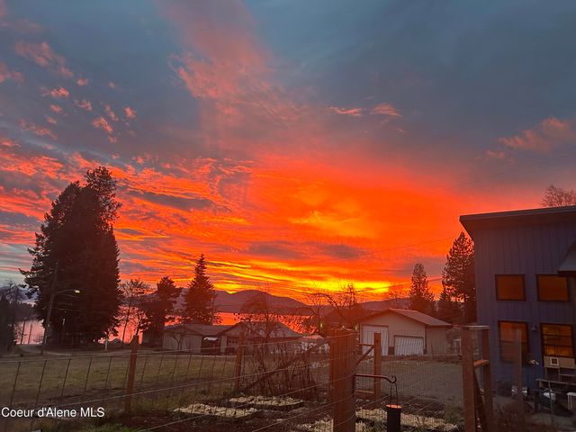 307 Cedar ST, Hope, ID 83836