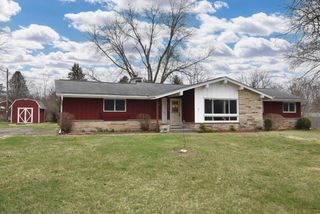 2821 Chancery LANE, Waukesha, WI 53188