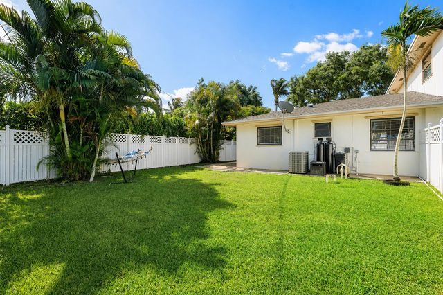 2103 N Palm Circle, North Palm Beach, FL 33408