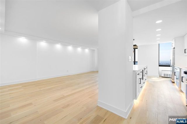 200 Winston 2417, Cliffside Park, NJ 07010