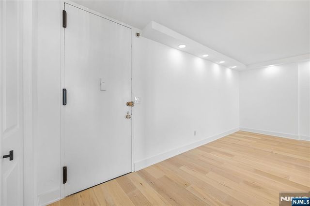 200 Winston 2417, Cliffside Park, NJ 07010