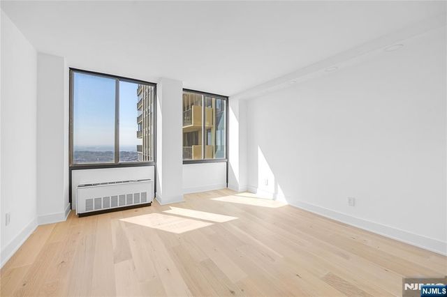 200 Winston 2417, Cliffside Park, NJ 07010