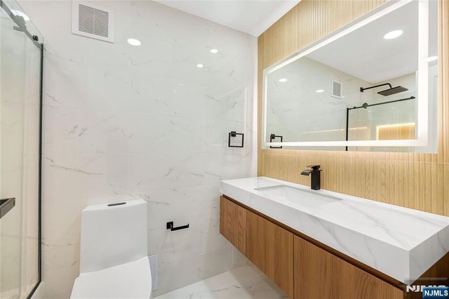 200 Winston 2417, Cliffside Park, NJ 07010