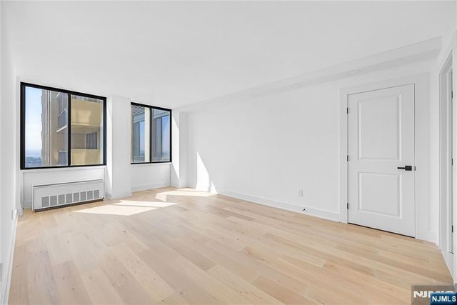 200 Winston 2417, Cliffside Park, NJ 07010
