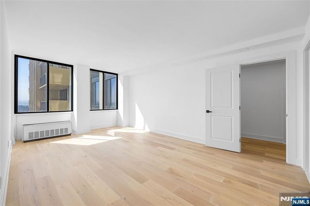 200 Winston 2417, Cliffside Park, NJ 07010