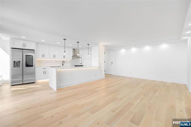 200 Winston 2417, Cliffside Park, NJ 07010