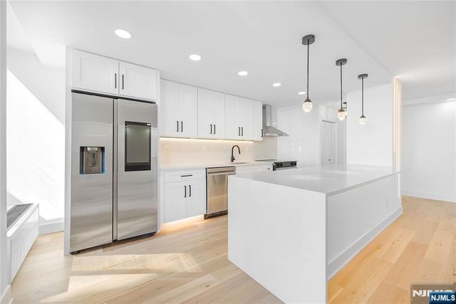 200 Winston 2417, Cliffside Park, NJ 07010