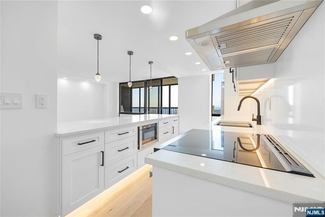 200 Winston 2417, Cliffside Park, NJ 07010