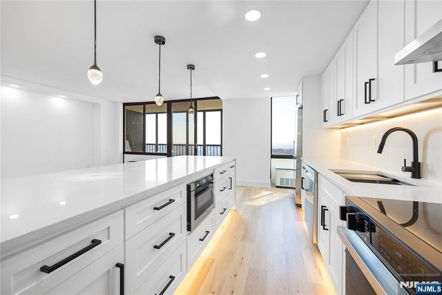 200 Winston 2417, Cliffside Park, NJ 07010