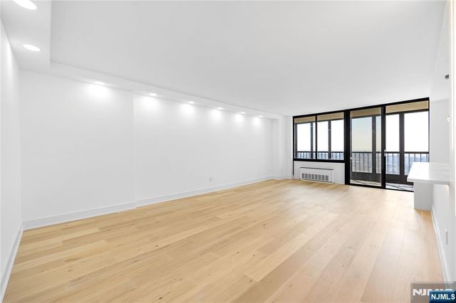 200 Winston 2417, Cliffside Park, NJ 07010