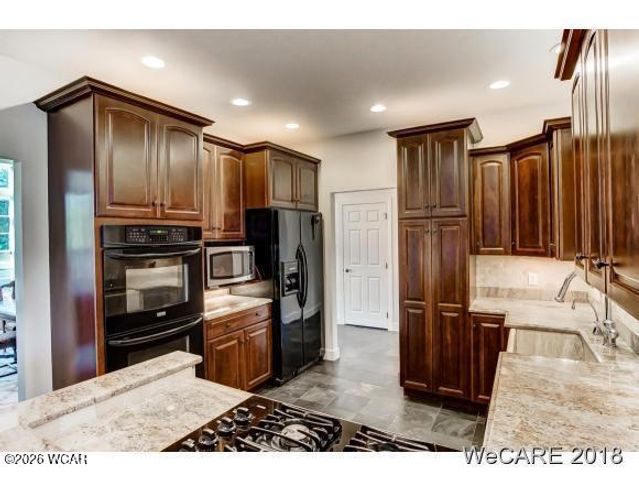 2974 Autumn Leaves Court, Lima, OH 45805