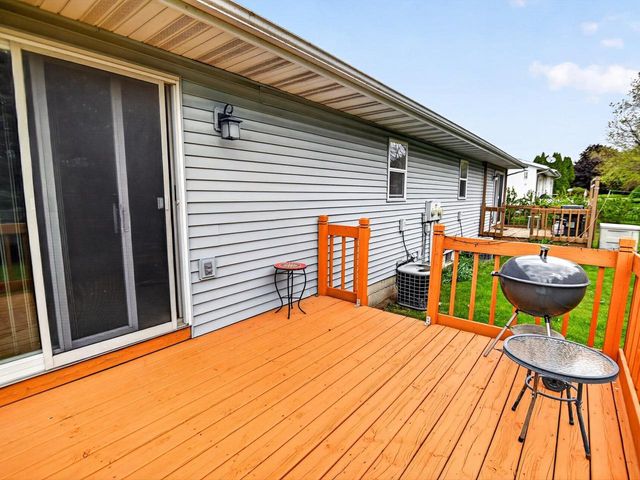 808 N Clover Lane, Cottage Grove, WI 53527