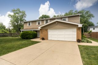 1504 Pfingsten Road, Glenview, IL 60025