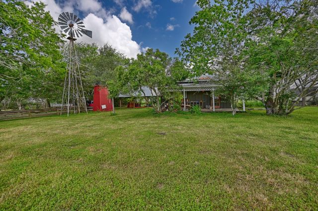 5208 Mensik Road, Schulenburg, TX 78956
