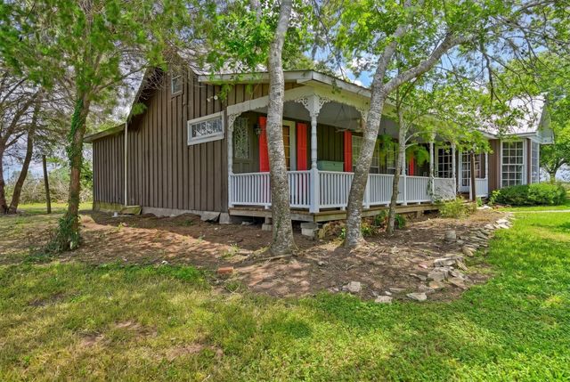 5208 Mensik Road, Schulenburg, TX 78956