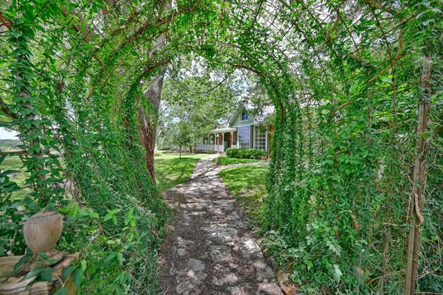5208 Mensik Road, Schulenburg, TX 78956