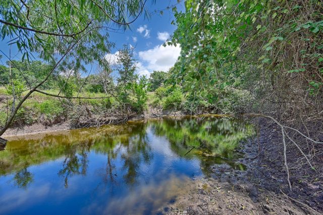 5208 Mensik Road, Schulenburg, TX 78956