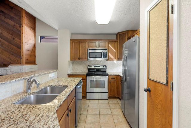 108 Courtside CIR, Spicewood, TX 78669