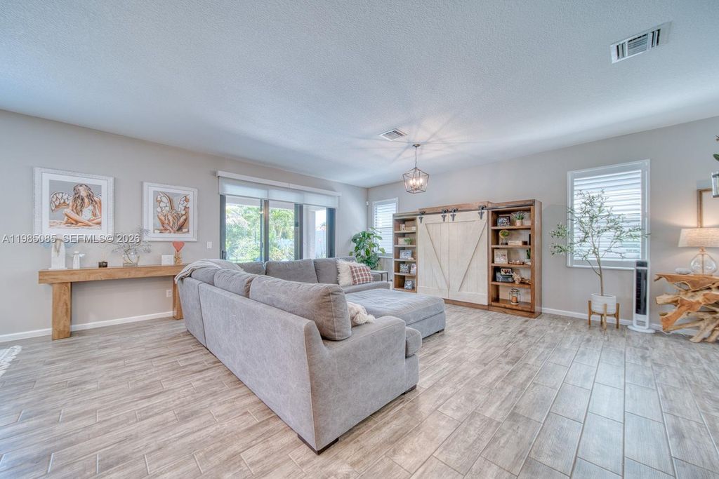 Image 10 of property listing at 6114 Yerba Buena Ct, Lake Worth, FL 33467