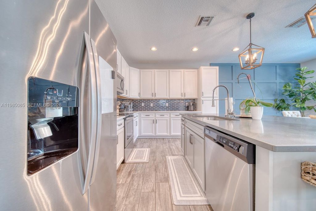 Image 14 of property listing at 6114 Yerba Buena Ct, Lake Worth, FL 33467