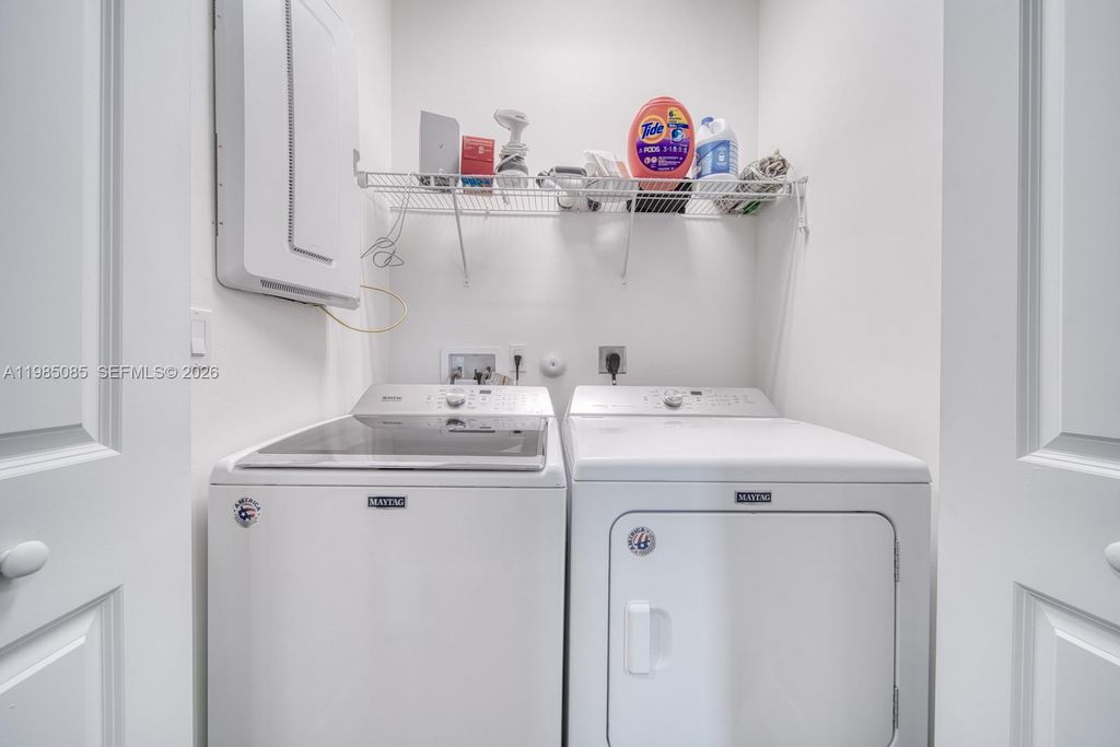 Image 32 of property listing at 6114 Yerba Buena Ct, Lake Worth, FL 33467