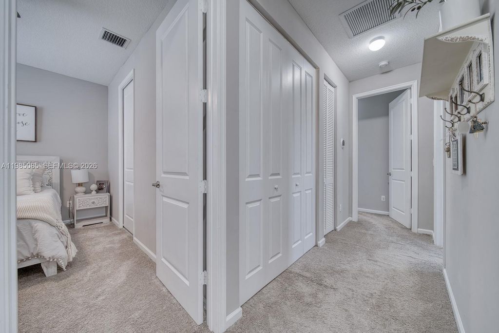 Image 37 of property listing at 6114 Yerba Buena Ct, Lake Worth, FL 33467