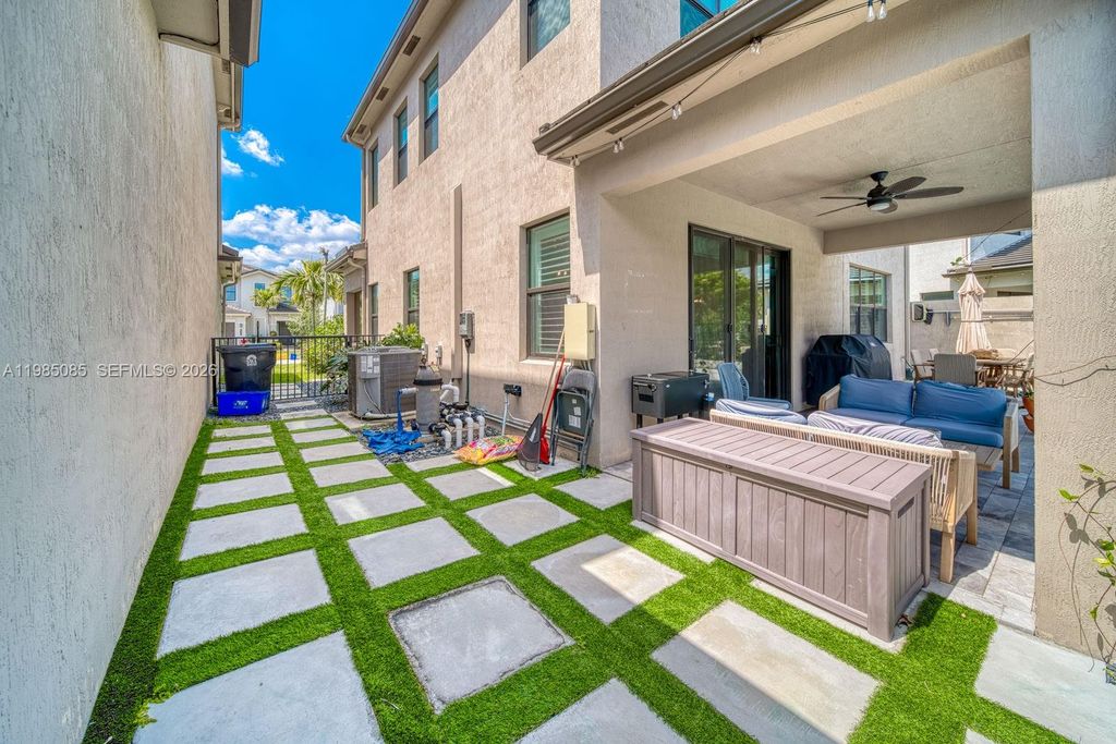 Image 44 of property listing at 6114 Yerba Buena Ct, Lake Worth, FL 33467