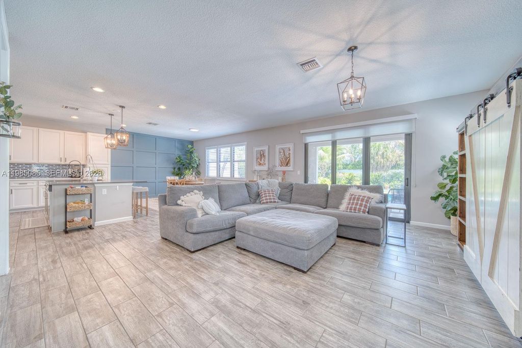 Image 9 of property listing at 6114 Yerba Buena Ct, Lake Worth, FL 33467