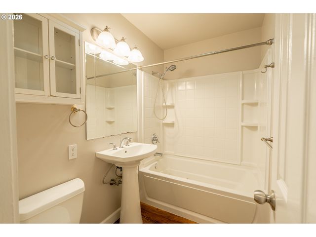 8612 Ne CLACKAMAS St, Portland, OR 97220