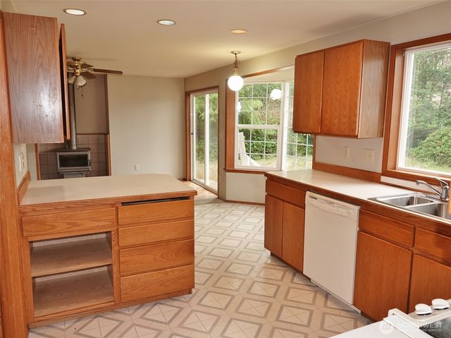 492 Quinault Avenue SE, Ocean Shores, WA 98569