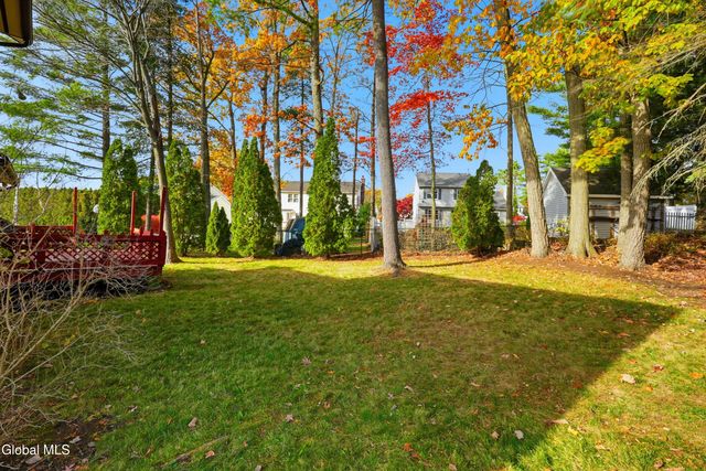 7 Lea Court, Colonie, NY 12309